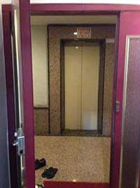 开门对电梯