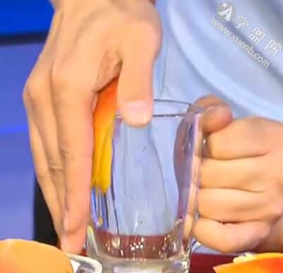 芒果在杯子边缘刮